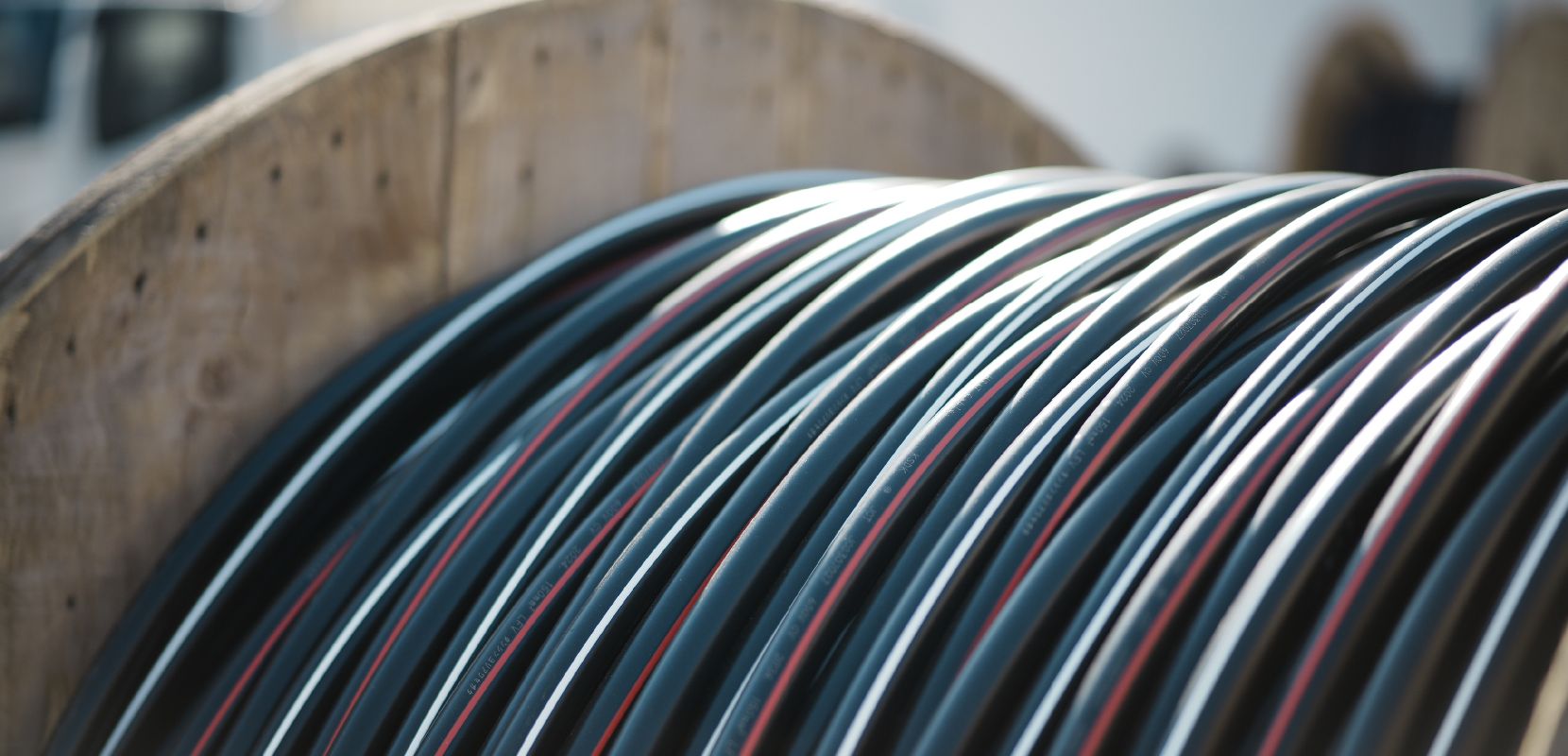 写真：ドラムに巻かれた黒い電線アップ