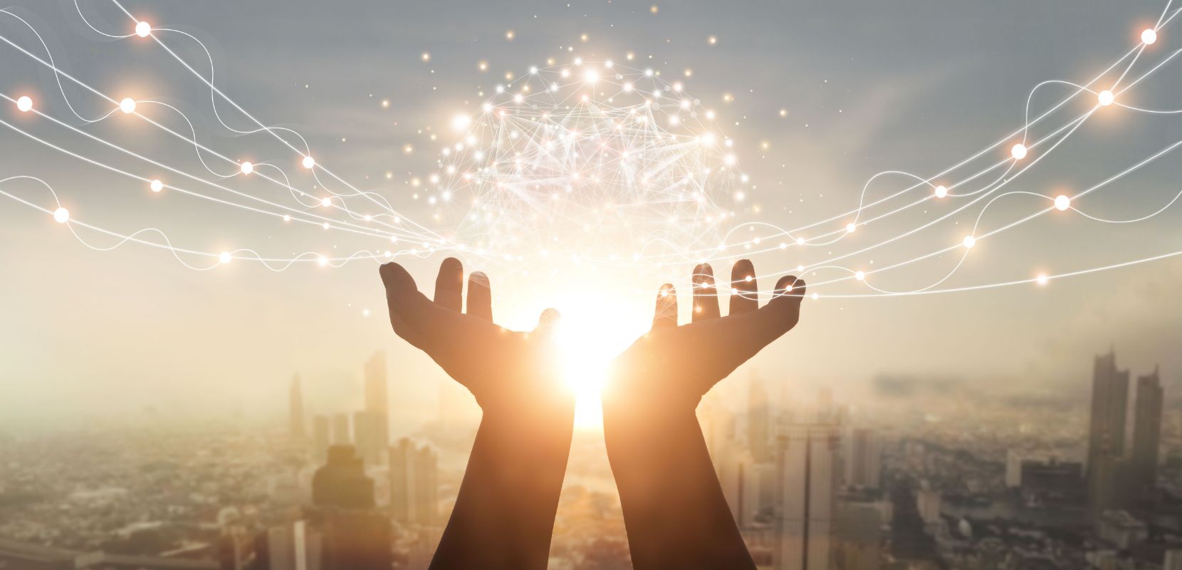 写真：両手にきらめきを掴むイメージ