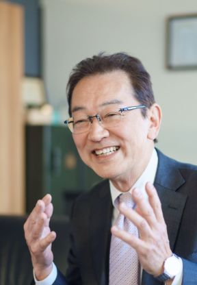 手振りを交えて語る取締役社長　井上敦