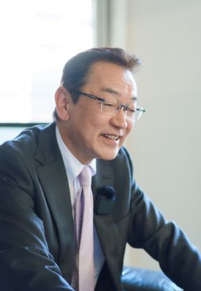 笑顔で語る取締役社長　井上敦